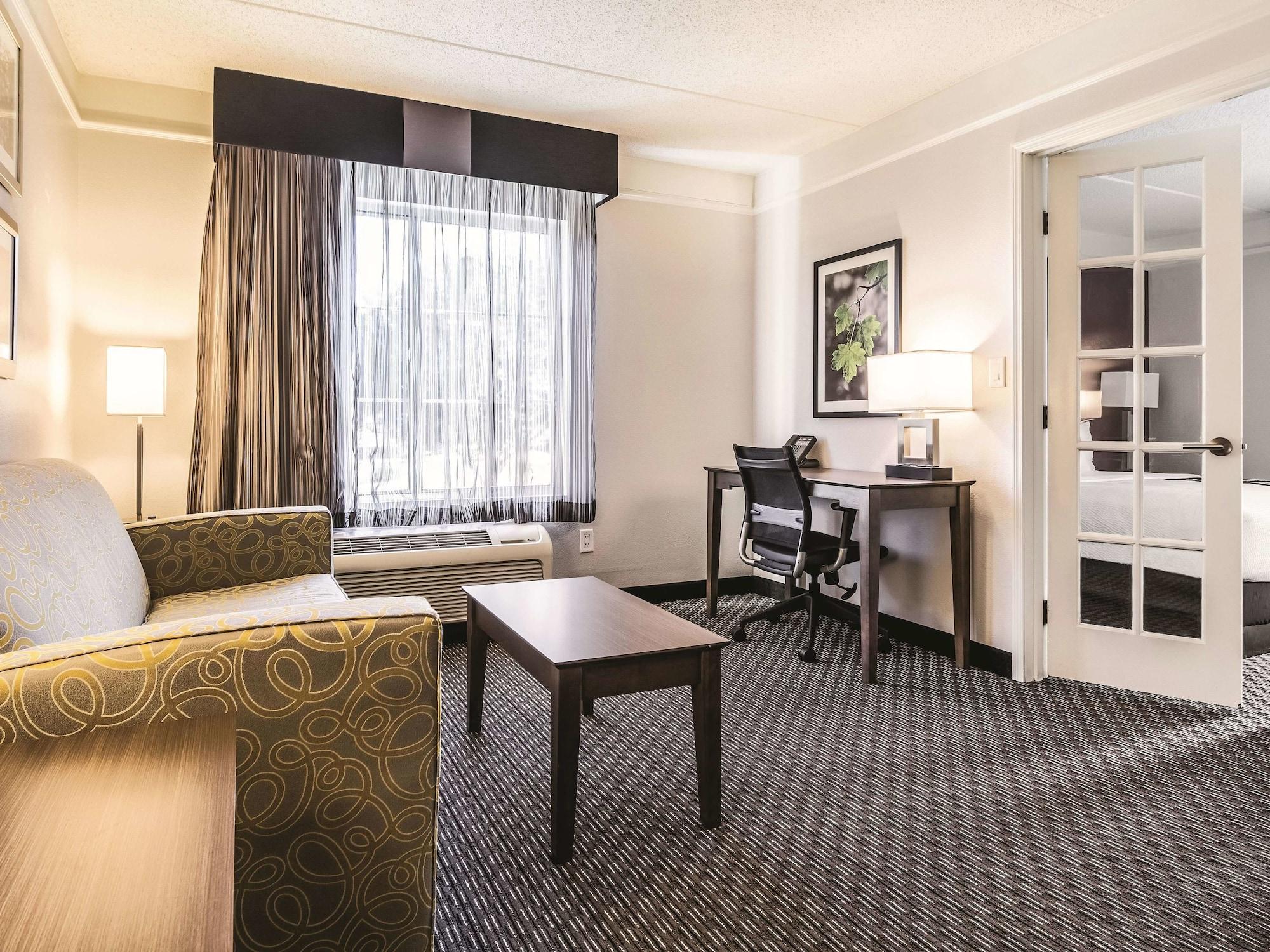 La Quinta By Wyndham Alexandria Airport Hotel Exterior photo