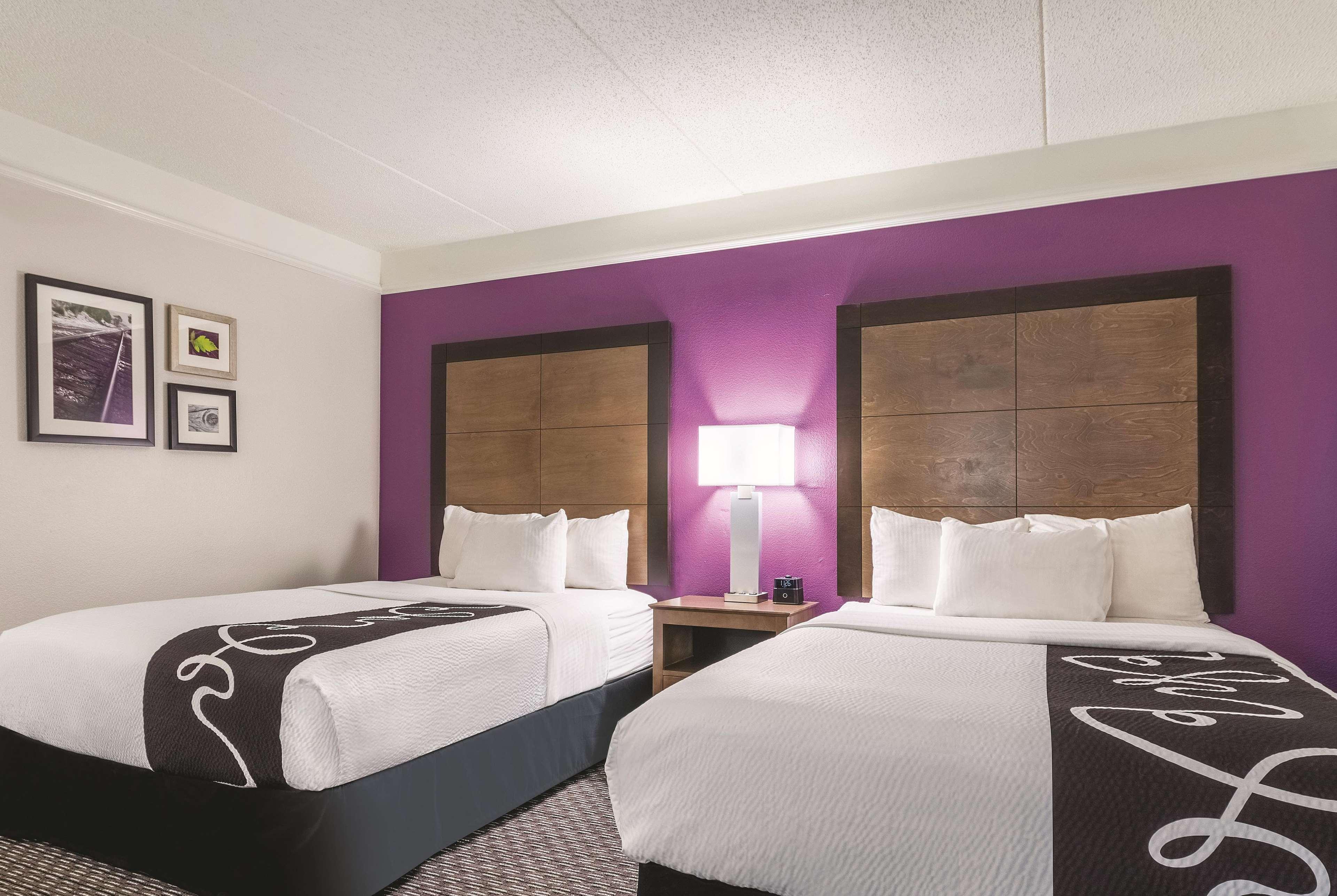 La Quinta By Wyndham Alexandria Airport Hotel Exterior photo