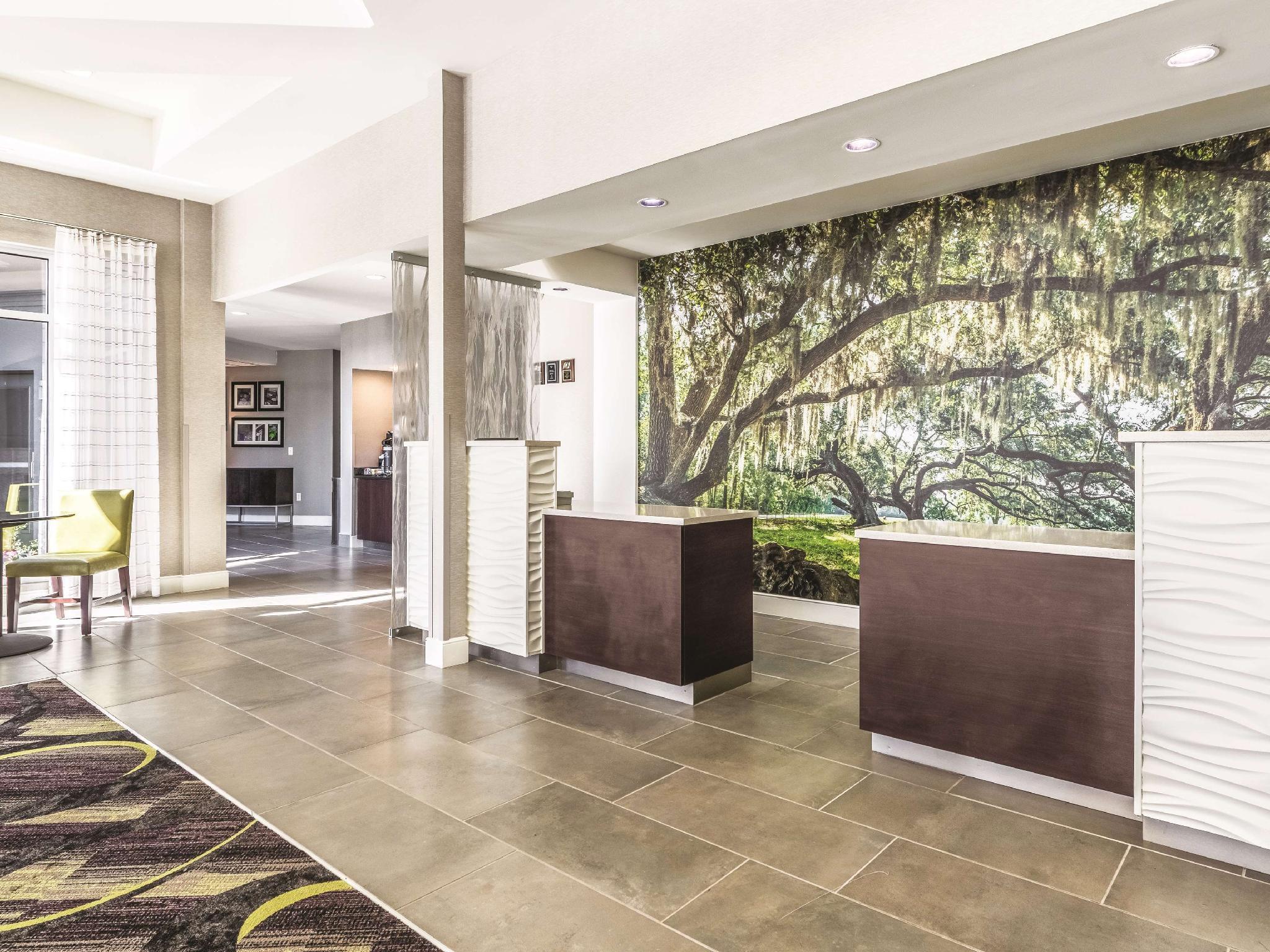 La Quinta By Wyndham Alexandria Airport Hotel Exterior photo