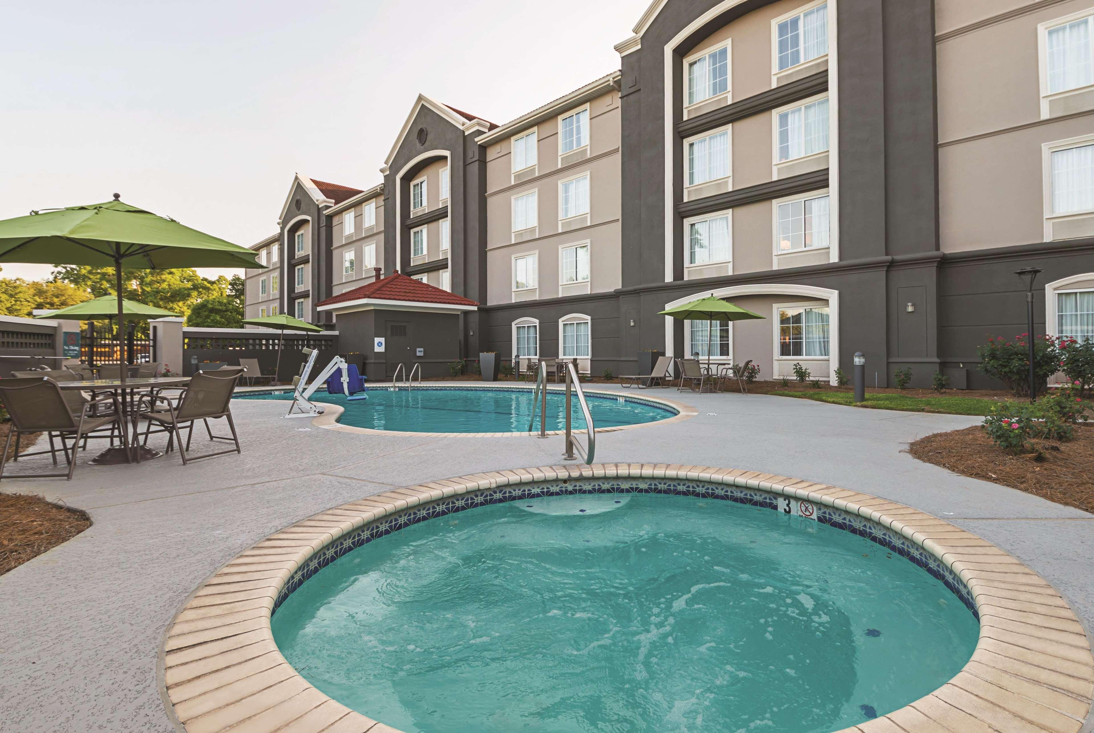 La Quinta By Wyndham Alexandria Airport Hotel Exterior photo
