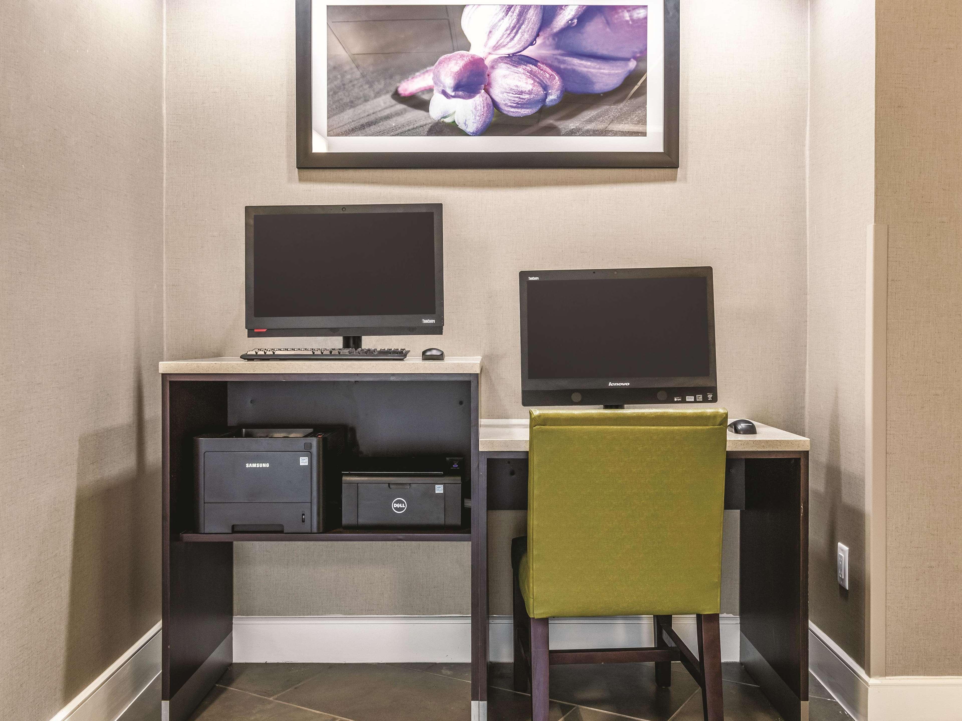 La Quinta By Wyndham Alexandria Airport Hotel Exterior photo