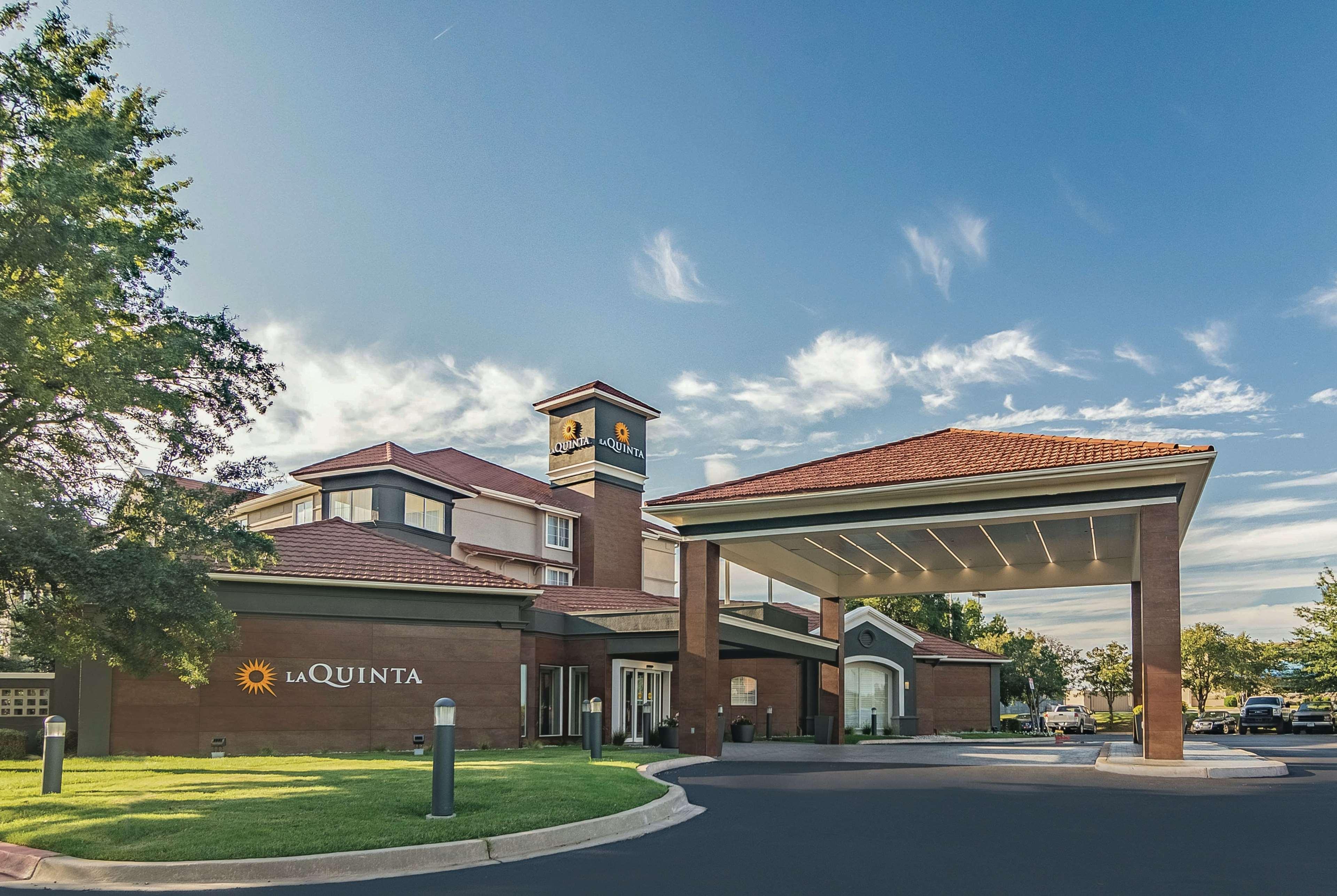 La Quinta By Wyndham Alexandria Airport Hotel Exterior photo