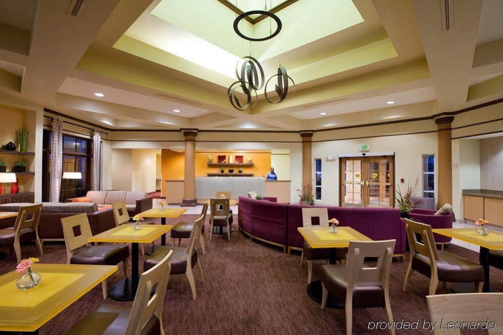La Quinta By Wyndham Alexandria Airport Hotel Exterior photo