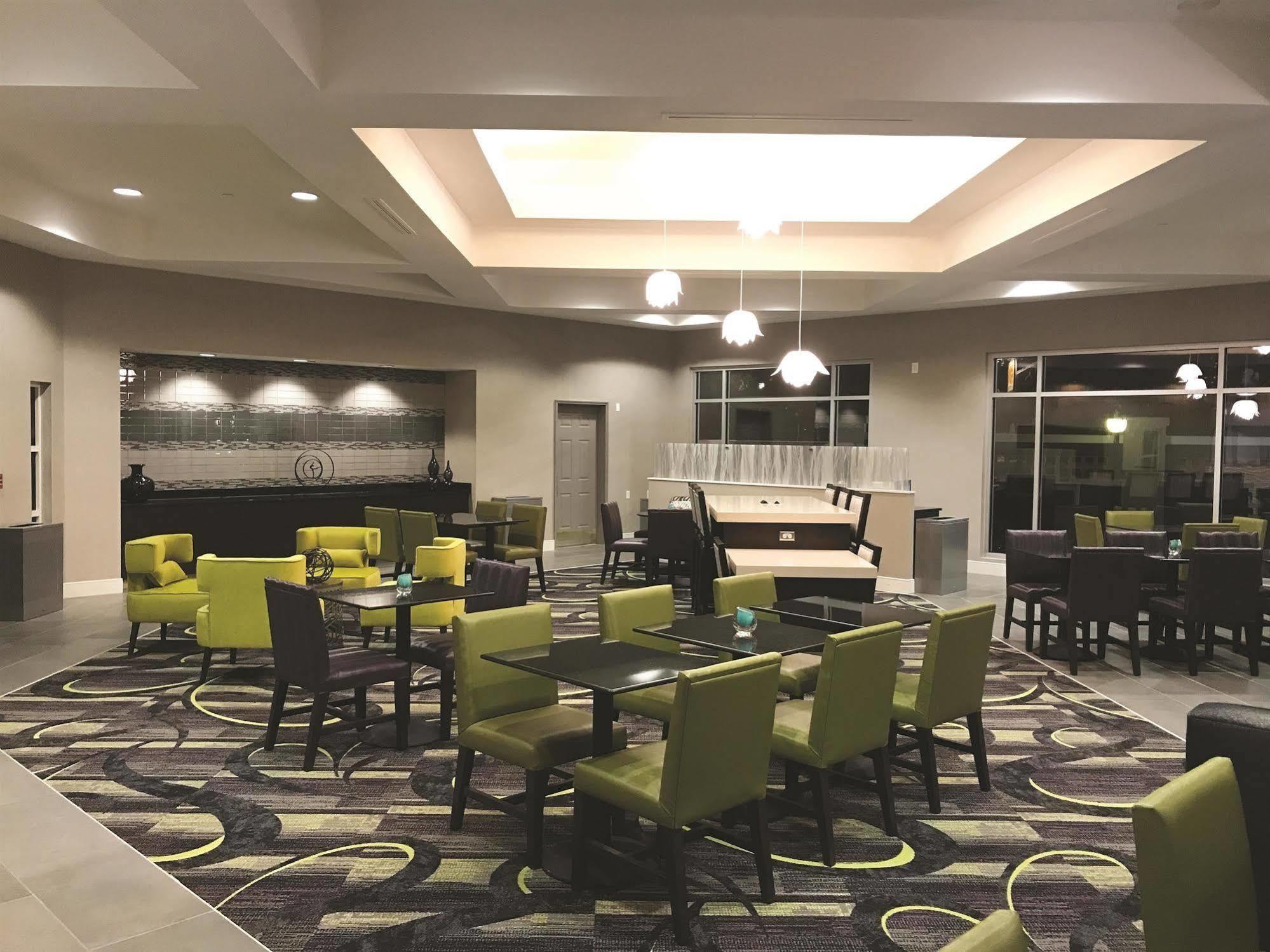 La Quinta By Wyndham Alexandria Airport Hotel Exterior photo