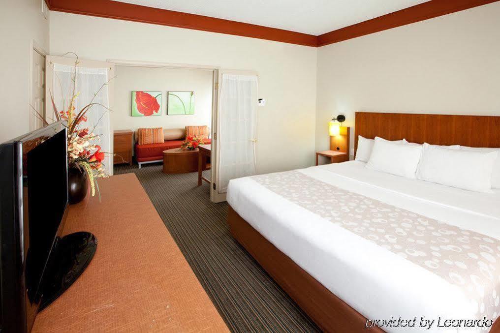 La Quinta By Wyndham Alexandria Airport Hotel Exterior photo