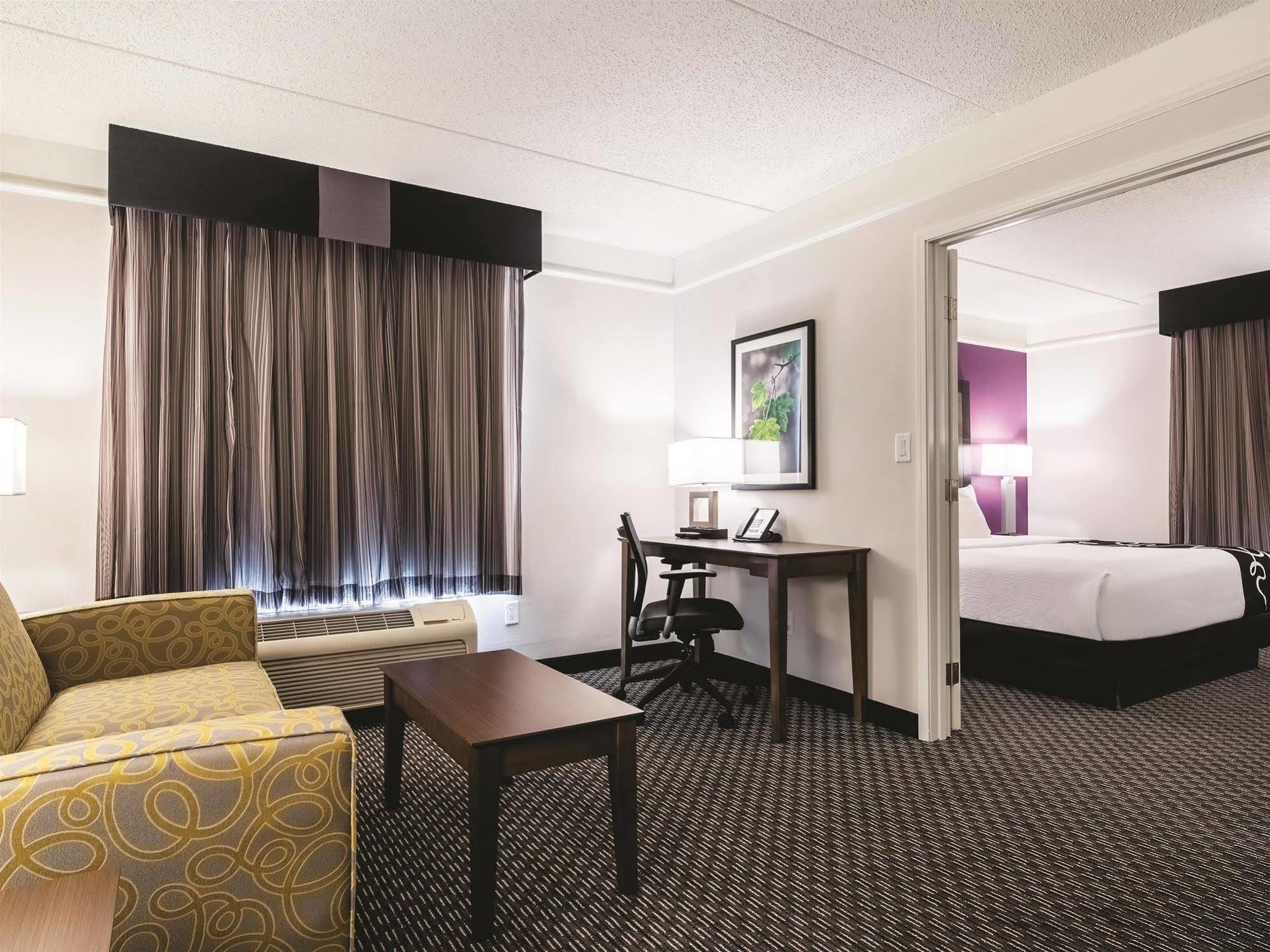La Quinta By Wyndham Alexandria Airport Hotel Exterior photo