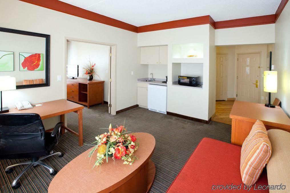 La Quinta By Wyndham Alexandria Airport Hotel Exterior photo